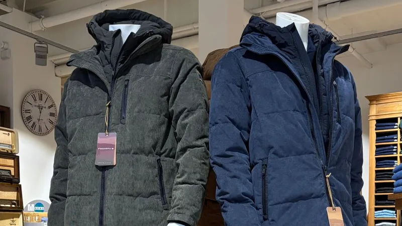 Twee paspoppen in gewatteerde winterjassen uit de nieuwe collectie, een groene en een blauwe.